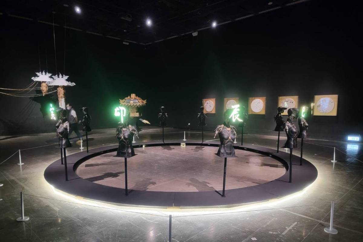 臺東美術館舉辦《迴路》黃贊倫個展，以現今AI人工智慧浪潮與社會動盪為背景，反思科技對人類社會價值觀的影響。