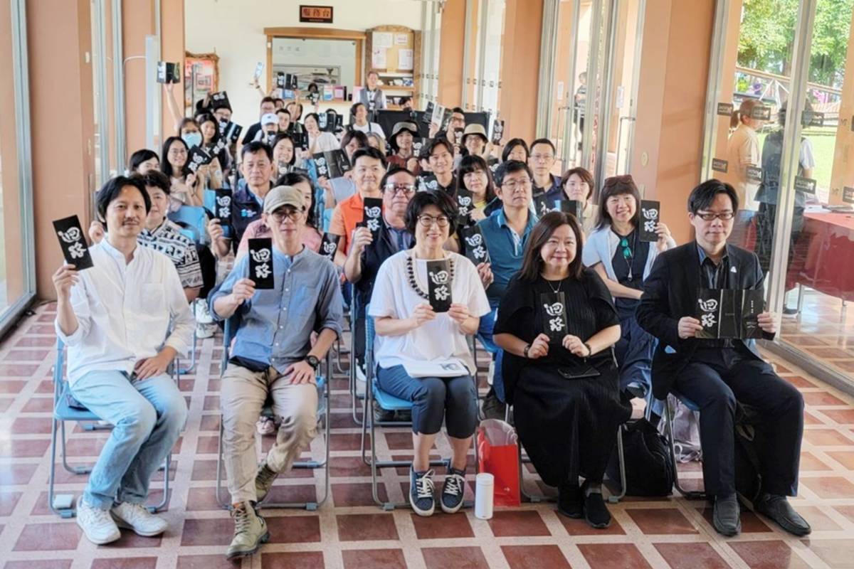 臺東美術館舉辦《迴路》黃贊倫個展，以現今AI人工智慧浪潮與社會動盪為背景，反思科技對人類社會價值觀的影響。