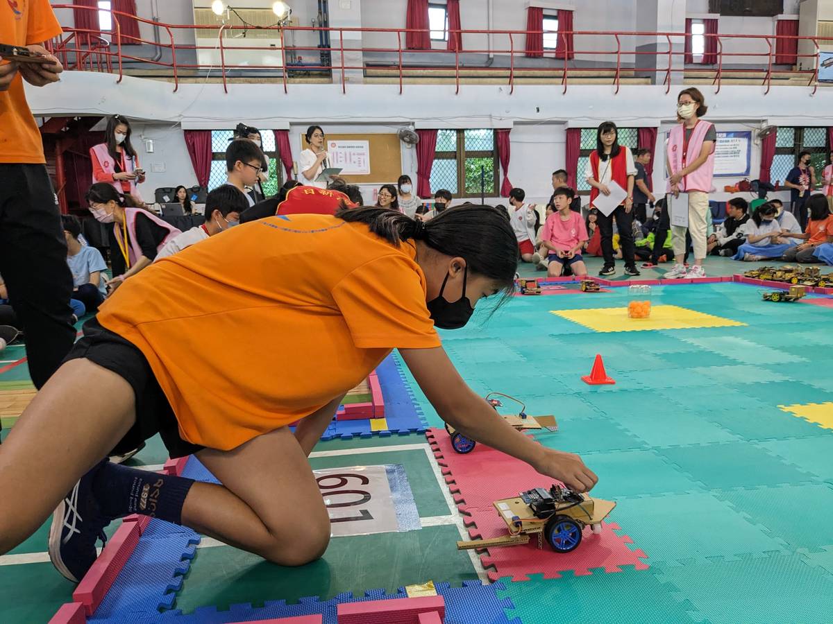 小選手測試智慧足球車