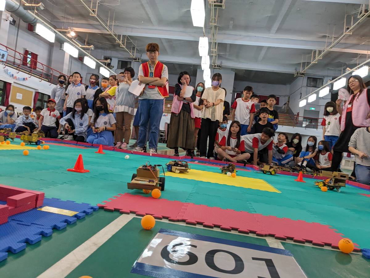 選手遙控足球車，應用策略把球推進集球門