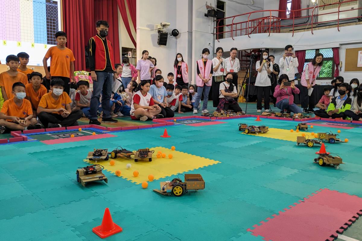 六年級選手操控足球車，在場上激烈競爭