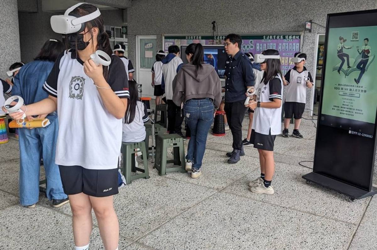 學生以VR體驗式學習