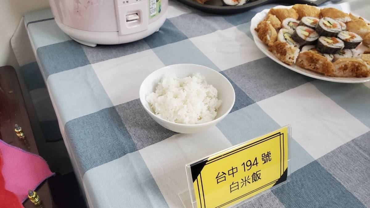 好吃的台中194號白米飯。