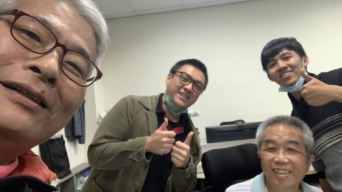 台中改良場稻作與米質研究室，過去與現在成員合影，許志聖(右下)以及楊嘉凌(左)，李誠紘(左二)鄧執庸(最右)。
