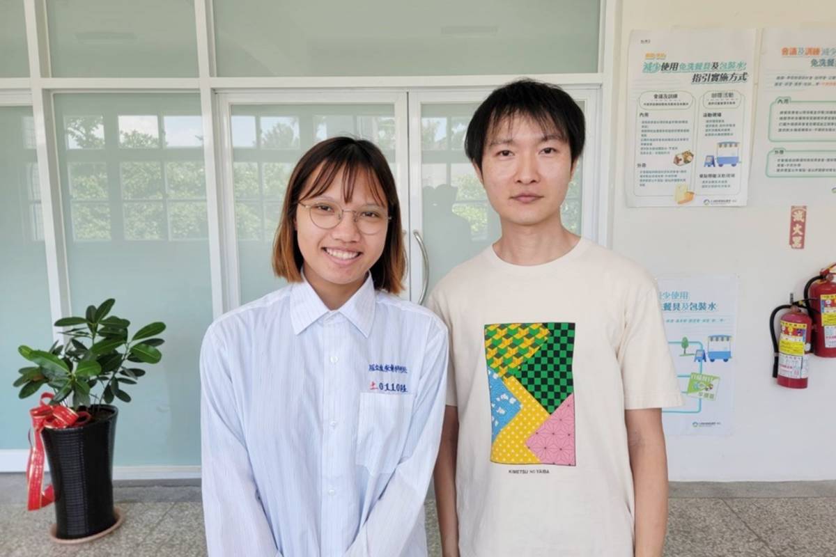 國立臺東專科學校土木科學生余雅玲(左)與科主任張恒瑋(右)合影。