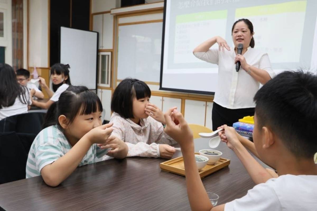 萬興國小進行茶文化課程，學生體驗品茗