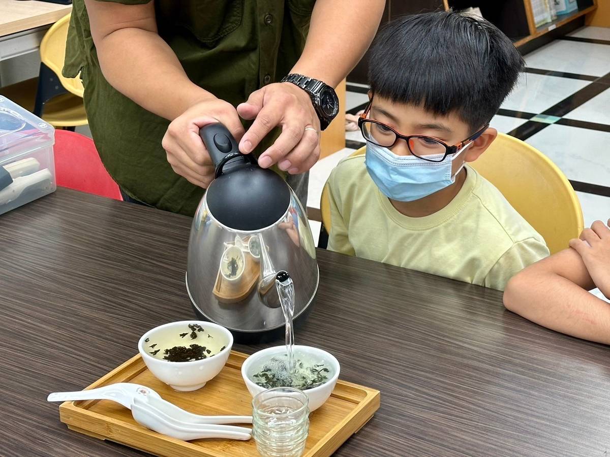 學生學習分辨包種茶與鐵觀音的差異