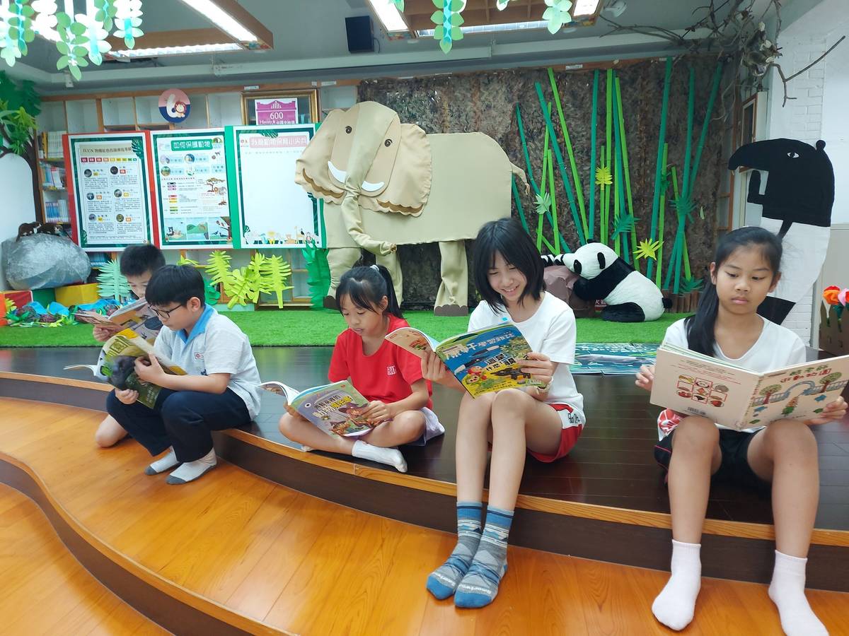 志工巧手布置，讓動物陪伴學生一起閱讀