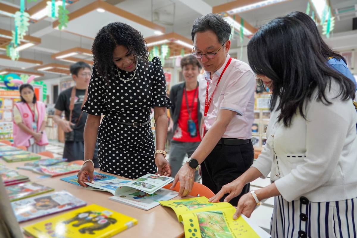 貝里斯駐臺大使碧坎蒂參訪主題書展