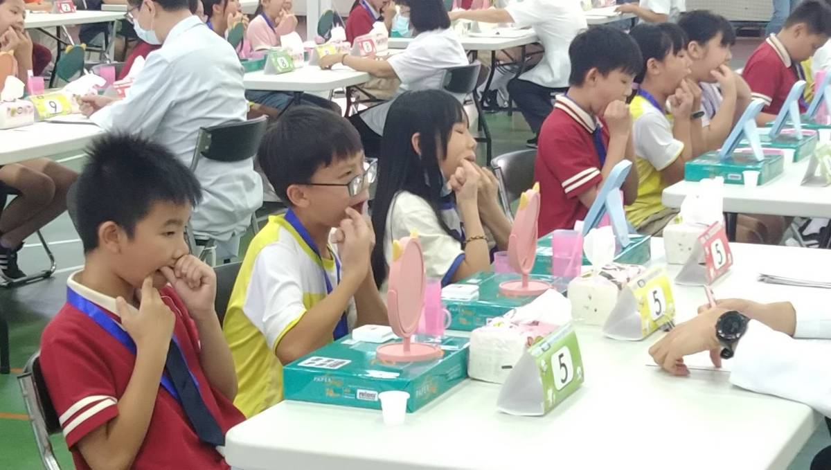學生進行潔牙觀摩，使用牙線潔牙