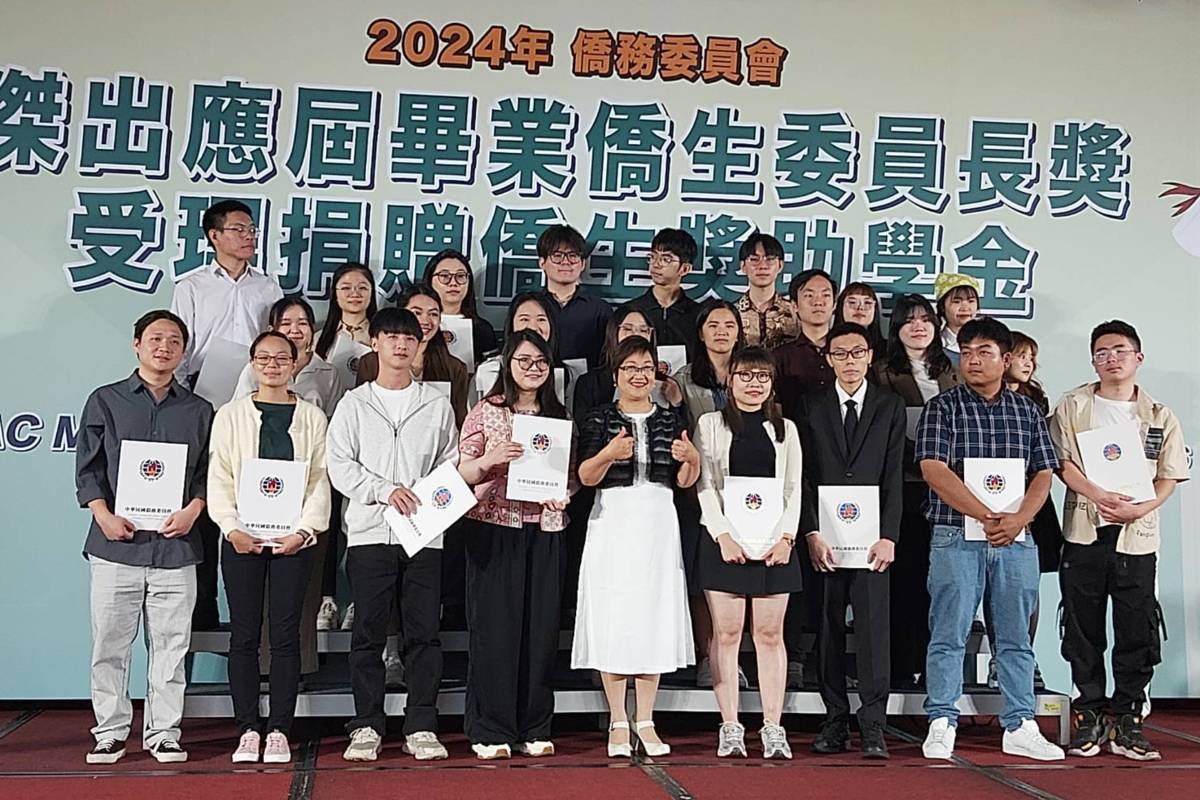 僑委會委員長徐佳青(前排中)頒發傑出應屆畢業僑生獎學金。
