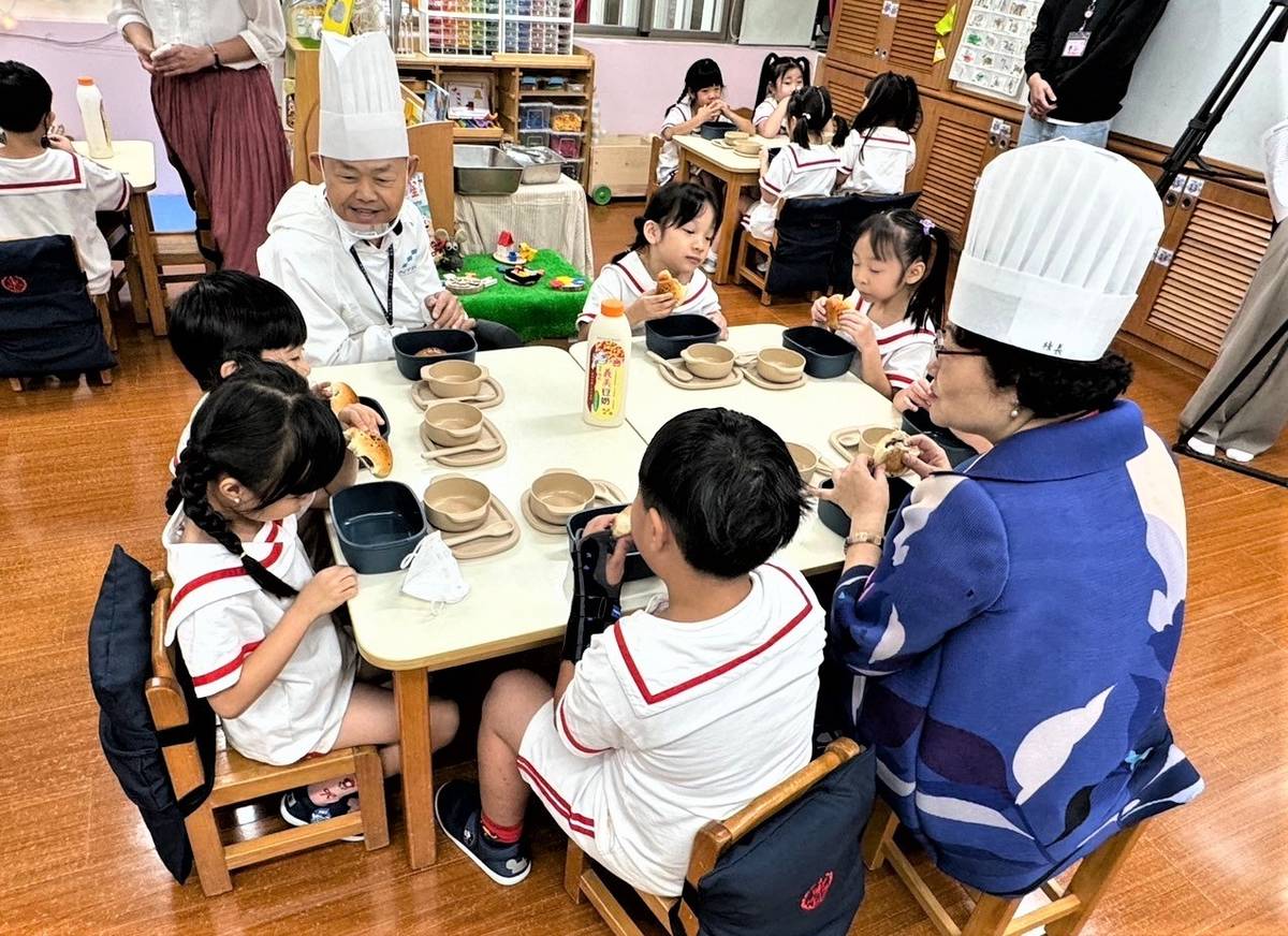 新北市贈幼兒園畢業生禮物，教育局歐人豪副局長與幼生共進點心