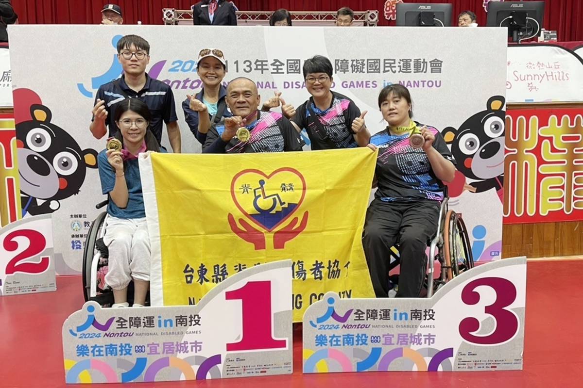臺東代表隊選手陳富貴(前排中)，今(17)日於肢障男子組TT2級桌球個人單打賽勇奪金牌，完成4連霸，目前臺東縣共獲得2金1銅。