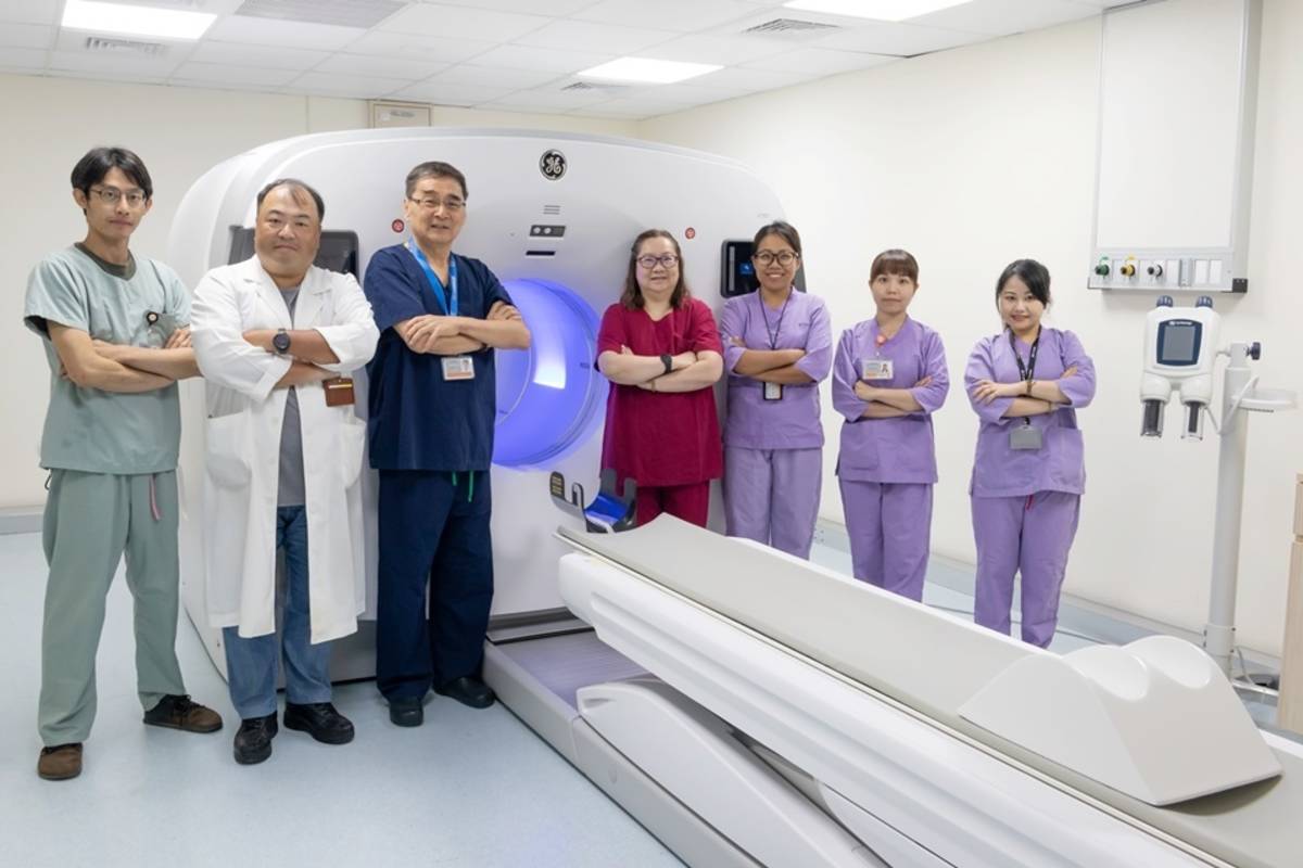 臺東基督教醫院最新型正子儀到位，將由核子醫學科主任張賴昇平(左3)領軍的核醫科團隊，提供臺東鄉親專業的檢查服務。