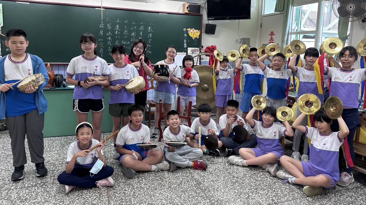 宜蘭中山國小五年級美術班的學生跟著漢陽北管劇團團長陳玉環學習北管樂曲。