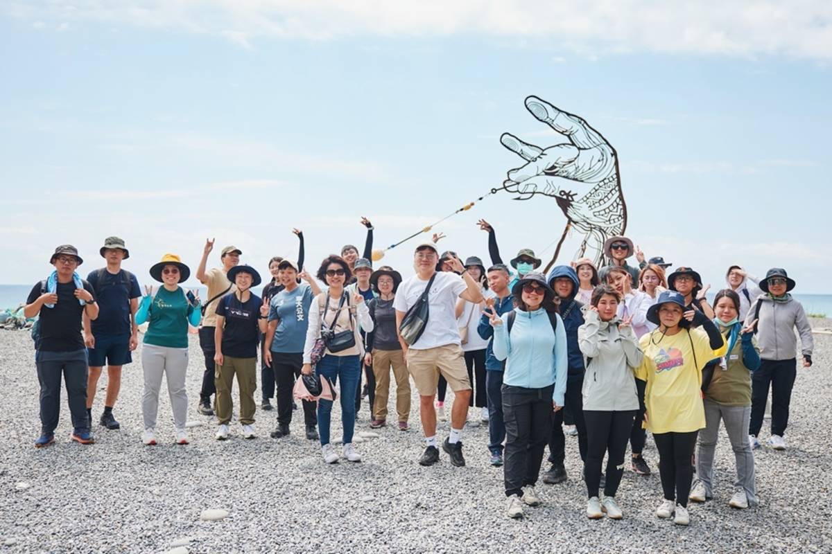 臺東縣青年走讀見學活動，首場以「山野品牌與阿朗壹古道」為主軸，帶領30名團員及青年參與者健行與品牌參訪。