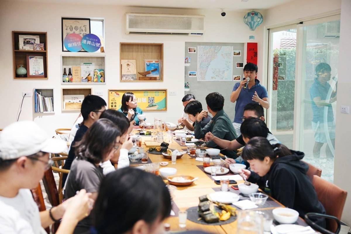 臺東縣青年走讀見學活動，首場以「山野品牌與阿朗壹古道」為主軸，帶領30名團員及青年參與者健行與品牌參訪。