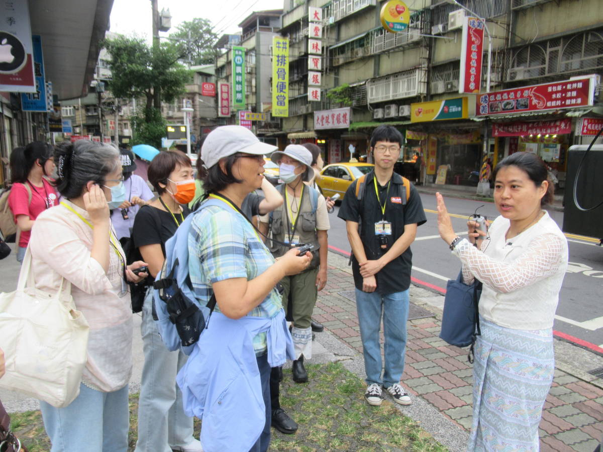 「鳴個喇叭！緬甸街」工作室負責人楊萬利(右)以在地人視角帶領聽眾朋友梳理緬甸街的移民史、在地文化。
