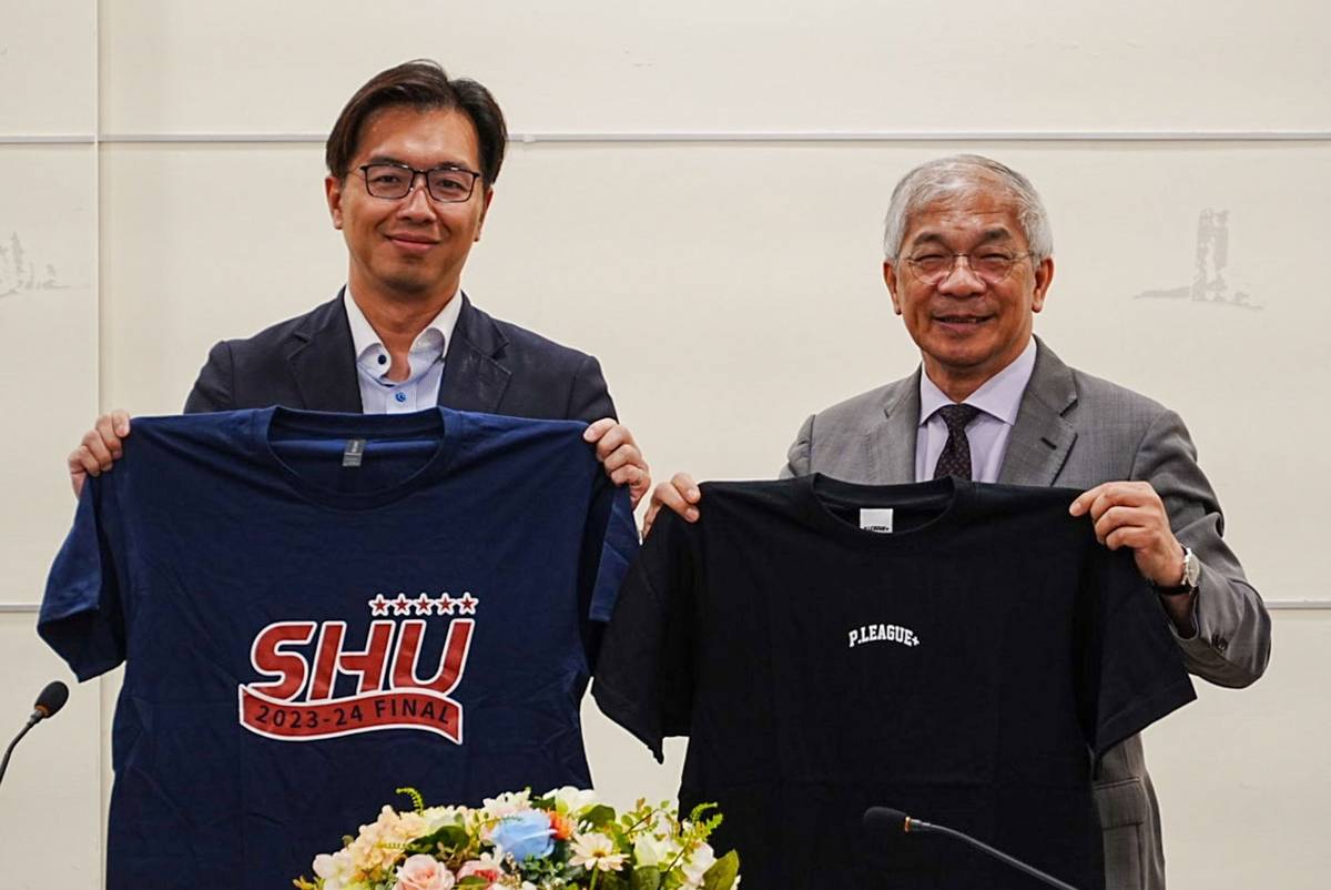 世新大學校長陳清河（右）與PLG執行長鄭偉柏交換品牌T恤，宣布雙方展開合作(世新大學提供)
