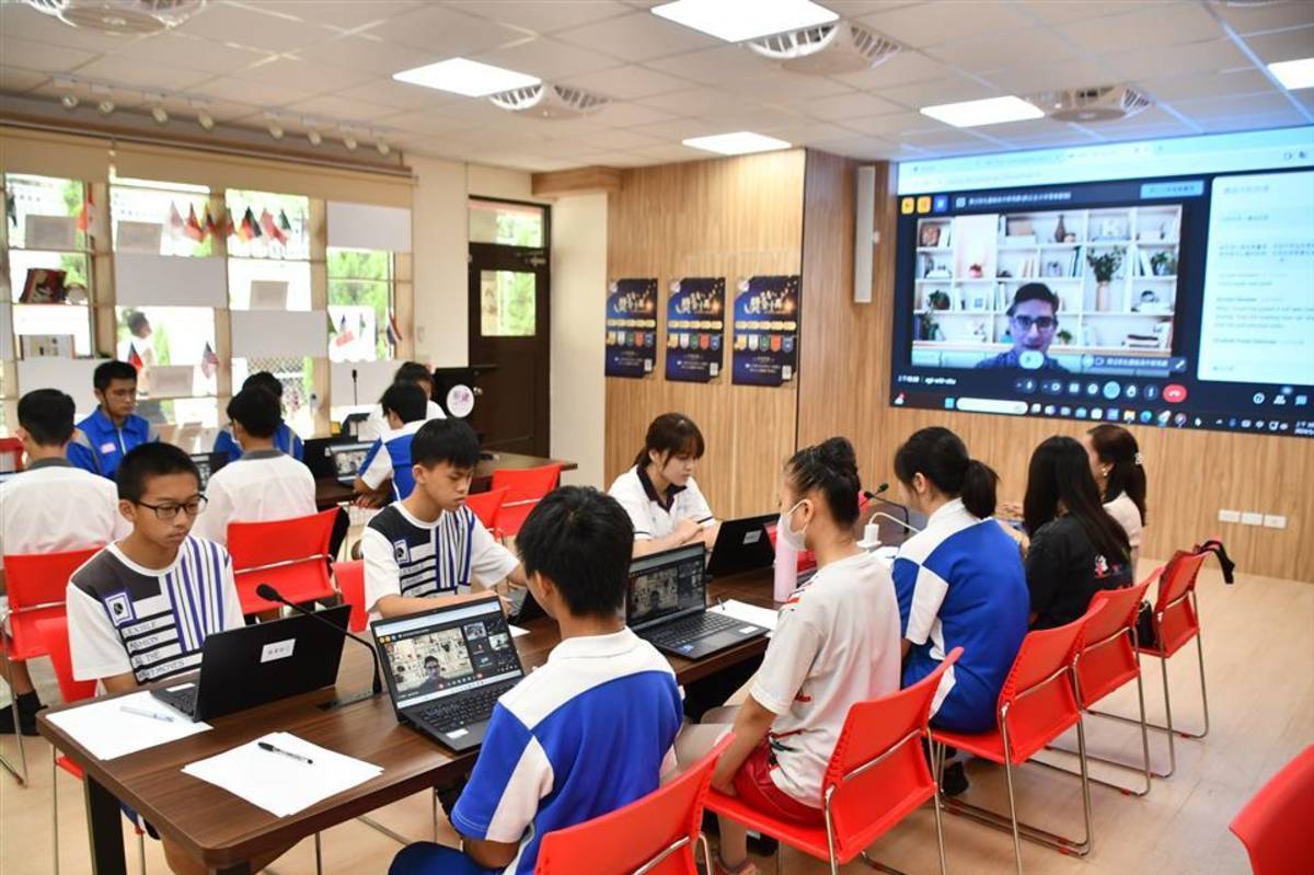 彰藝中學生以視訊設備與國外教師互動（圖源：彰化縣政府）