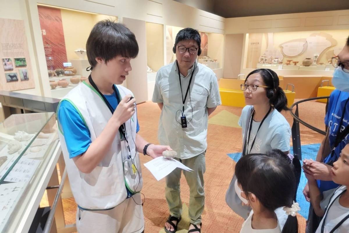 史前館與臺東高中合作，經由本土語文課程培力學生擔任臺語導覽員，為參觀民眾介紹史前文化與考古知識，也獲得不一樣的母語學習經驗。