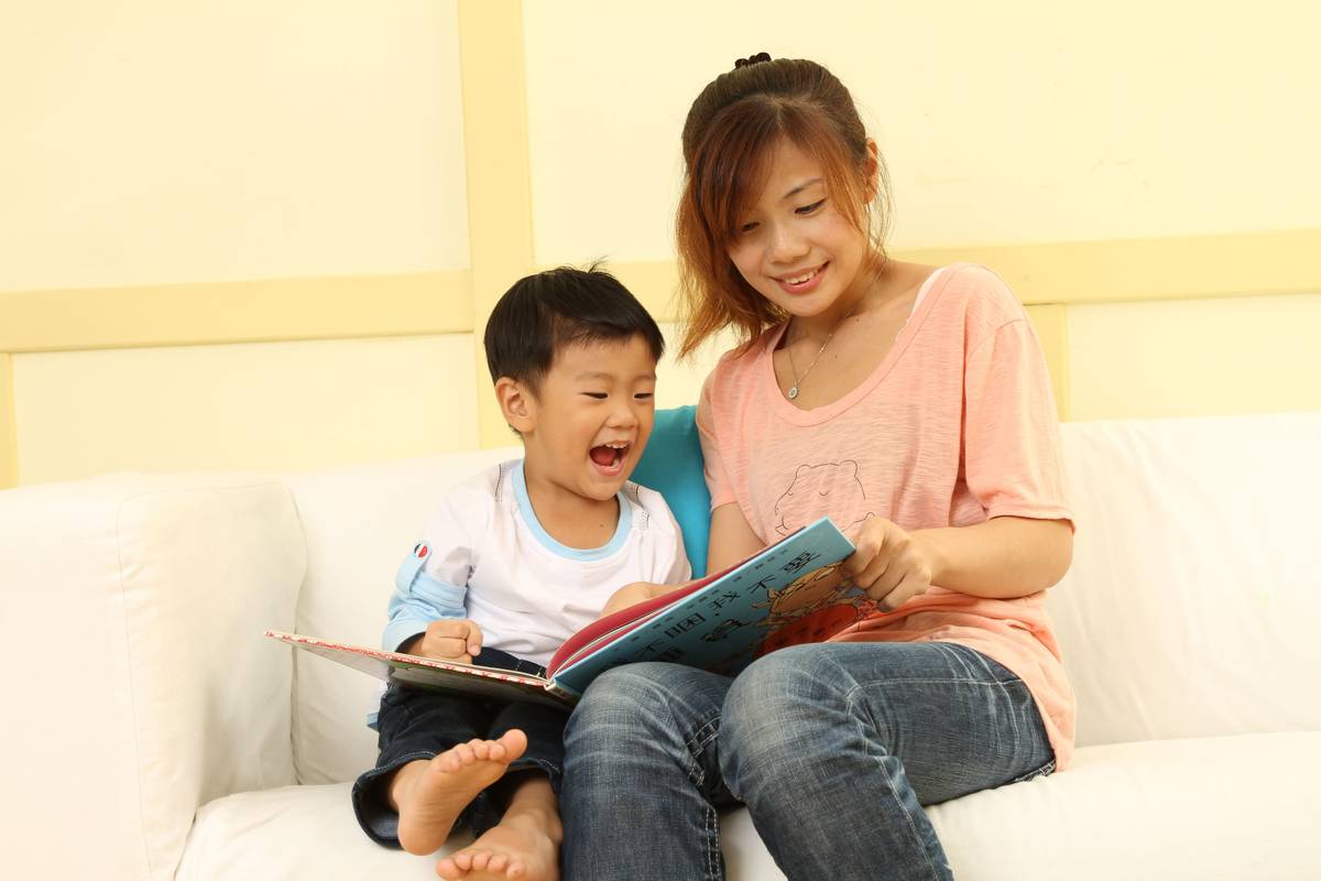 信誼基金會表示，以對話式親子共讀，刺激並提升孩子的語言發展
