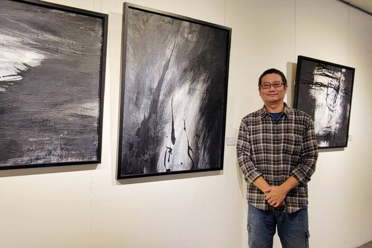 臺東生活美學館「黑白行走」李松勇個展，以黑、白色2為主基調，透過車線、油漆等多元媒材創作，傳達個人觀點與意念。