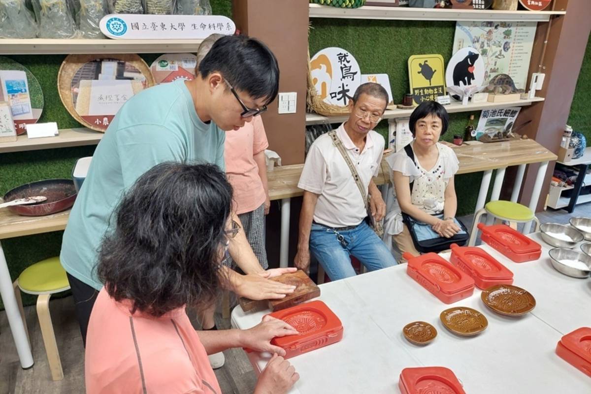 響應世界烏龜日，池上青年培力工作站號召鄉親做紅龜粿呼籲保育烏龜。