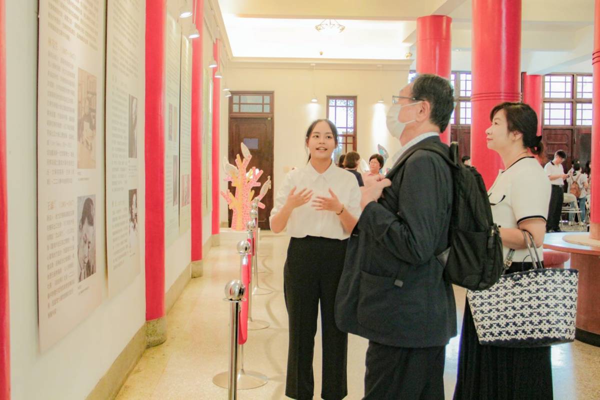 文藻外語大學與國立臺灣圖書館共同舉辦「臺灣民主與人物－館藏臺灣民主類書展」特展，文藻外大學生為觀展貴賓導覽。