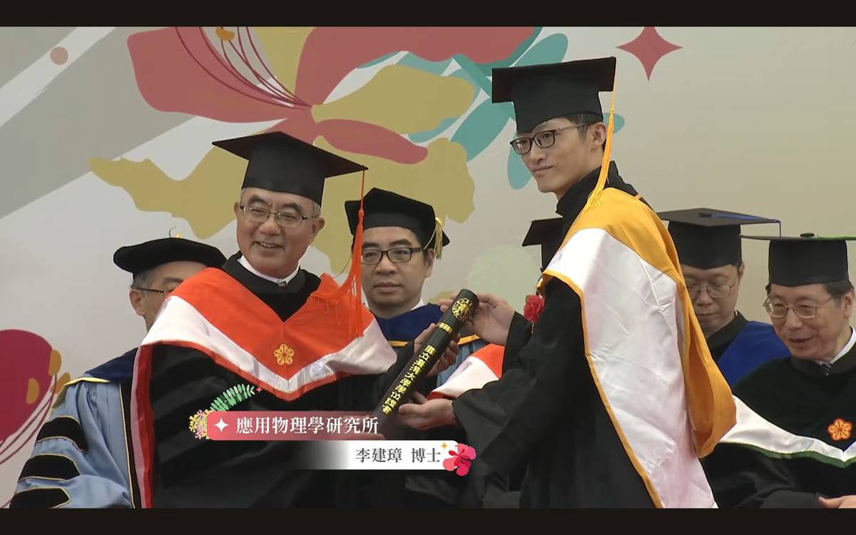 臺灣大學陳文章校長(左)逐一頒發畢證書給畢業同學