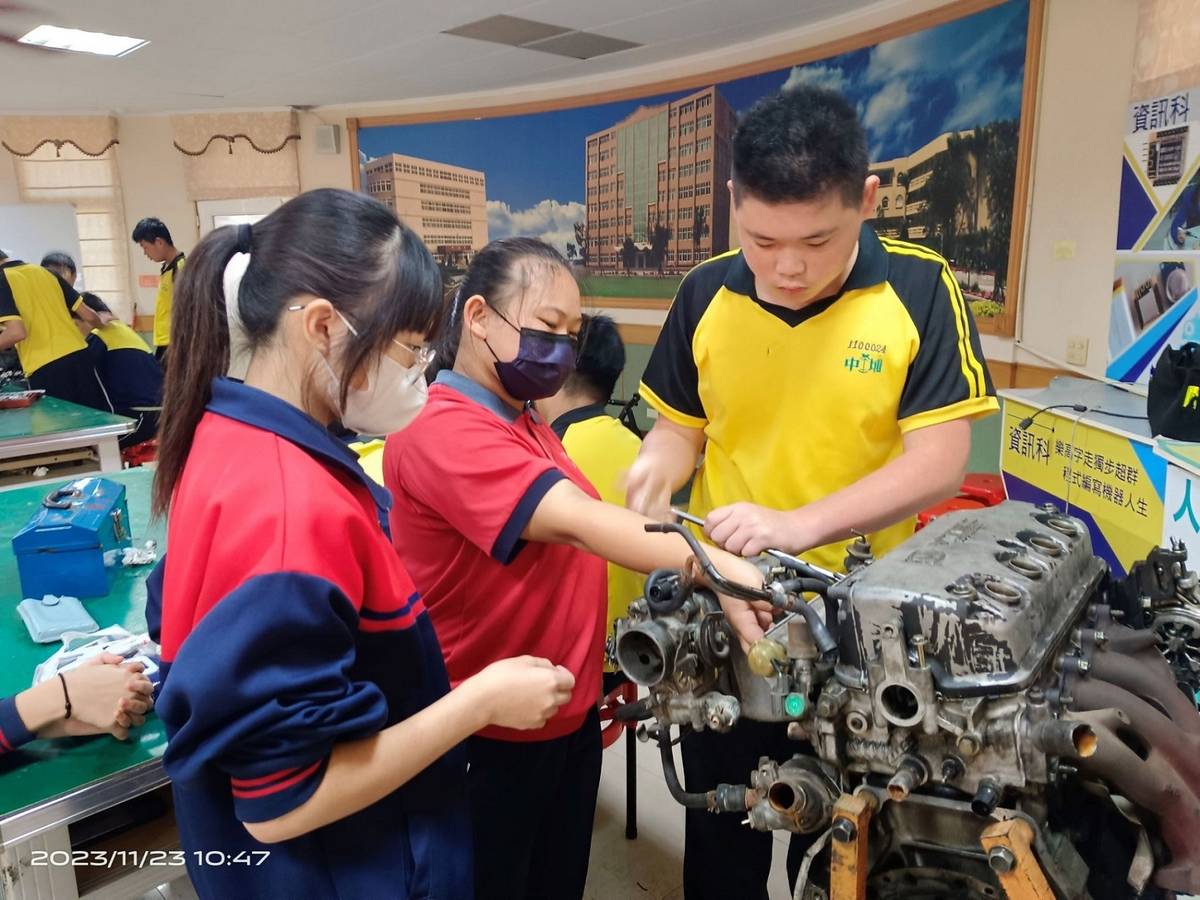 嘉義縣立中埔國中動力機械群，學習更換進氣歧管及機車發電機，不分男女，挽起袖子做