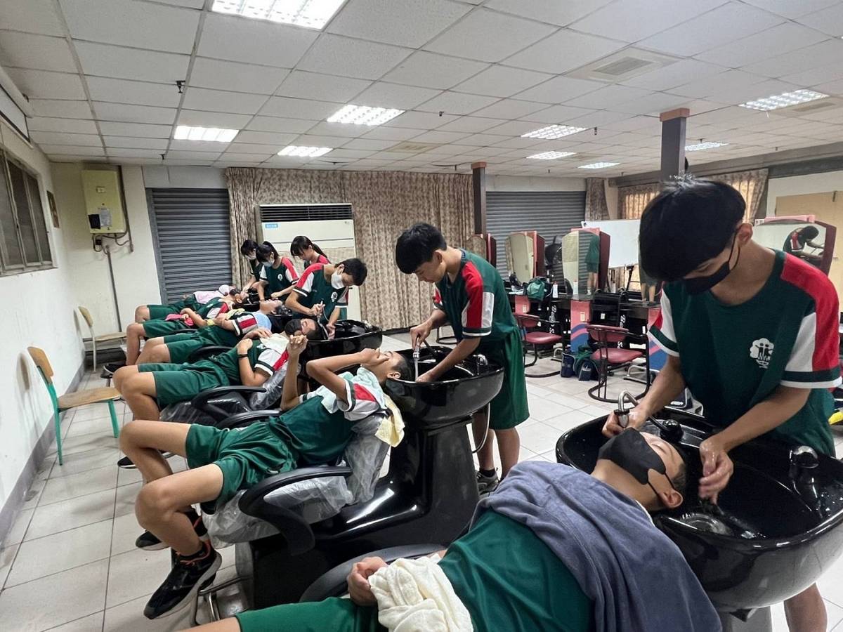 屏東縣立林邊國中家政職群—美髮課程，男女同學都專注的進行實作課程