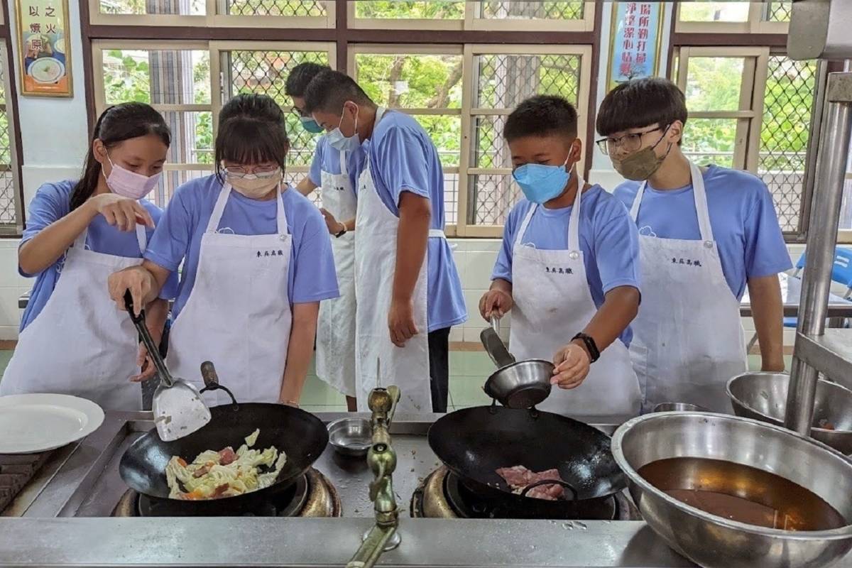 嘉義縣梅山國中餐旅職群，學生體驗「洗手作羹湯」的辛苦或樂趣，從「嚐」試中探索自己