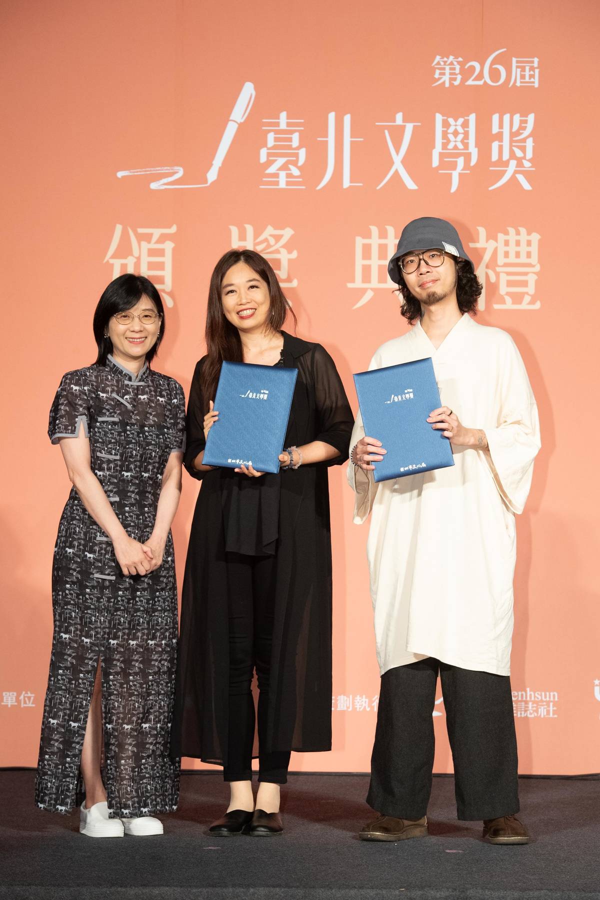 第26屆臺北文學獎年金評審代表朱亞君(左)與2位年金入圍者沐羽(右1)、洪芳怡(中)