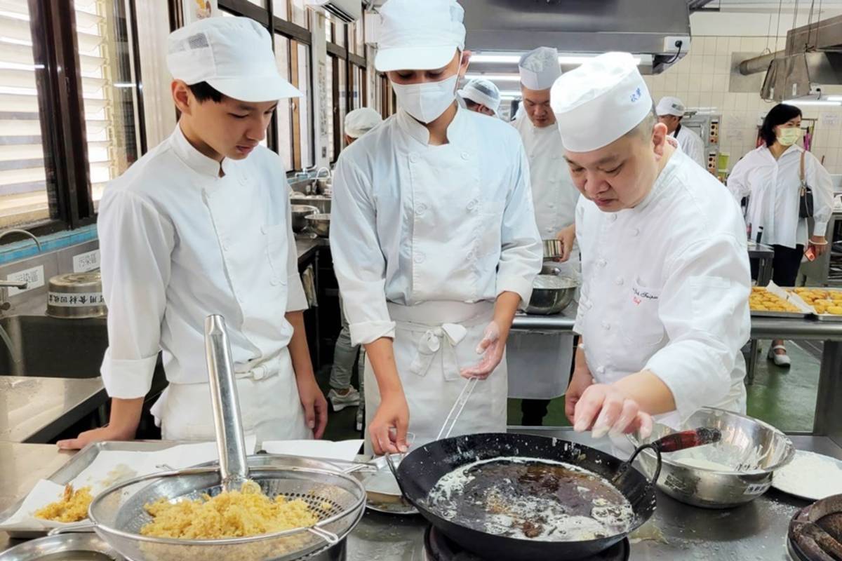 成功商水與北部知名日式餐飲集團合作，引進業師開設日本料理課程，除了增進專業技能，也拓展眼界、提升自信。