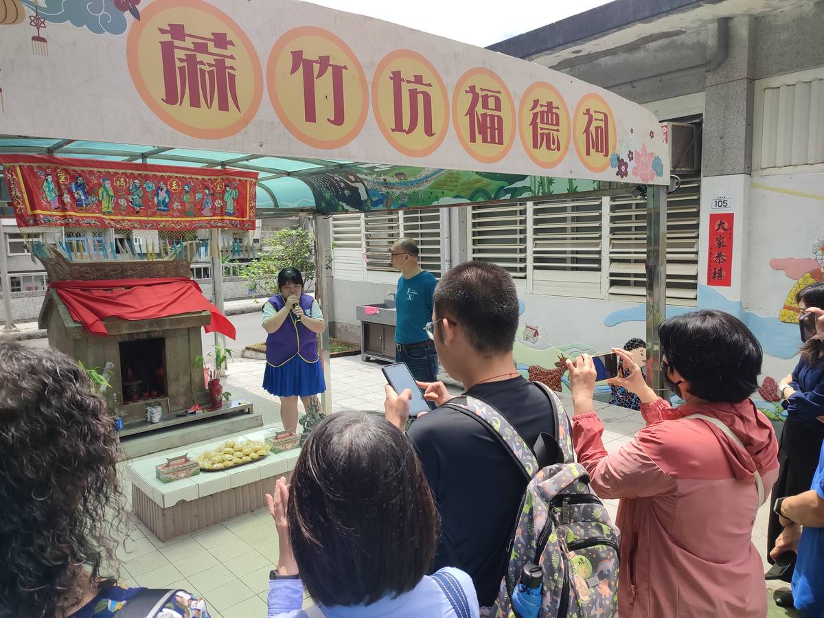 學生導覽介紹雙溪高中校內土地公