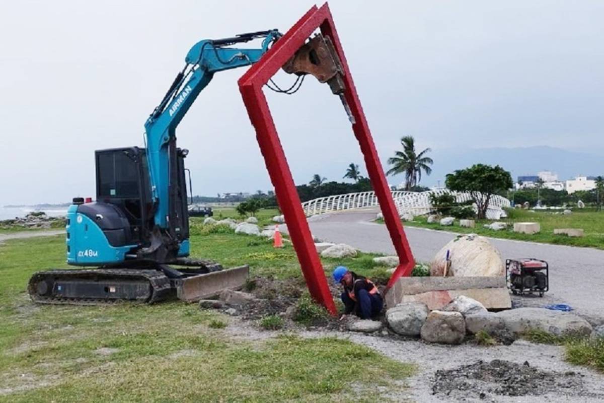 臺東市海濱公園知名打卡景點「大相框」，因鏽蝕、結構不穩等安全因素日前完成拆除，臺東縣府將與臺東市公所合作重新規劃，爭取經費活化場域。