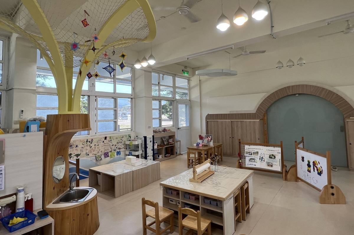 屏東縣永港國小附幼整修後的室內活動室，提供幼兒兼具安全及美感的活動空間