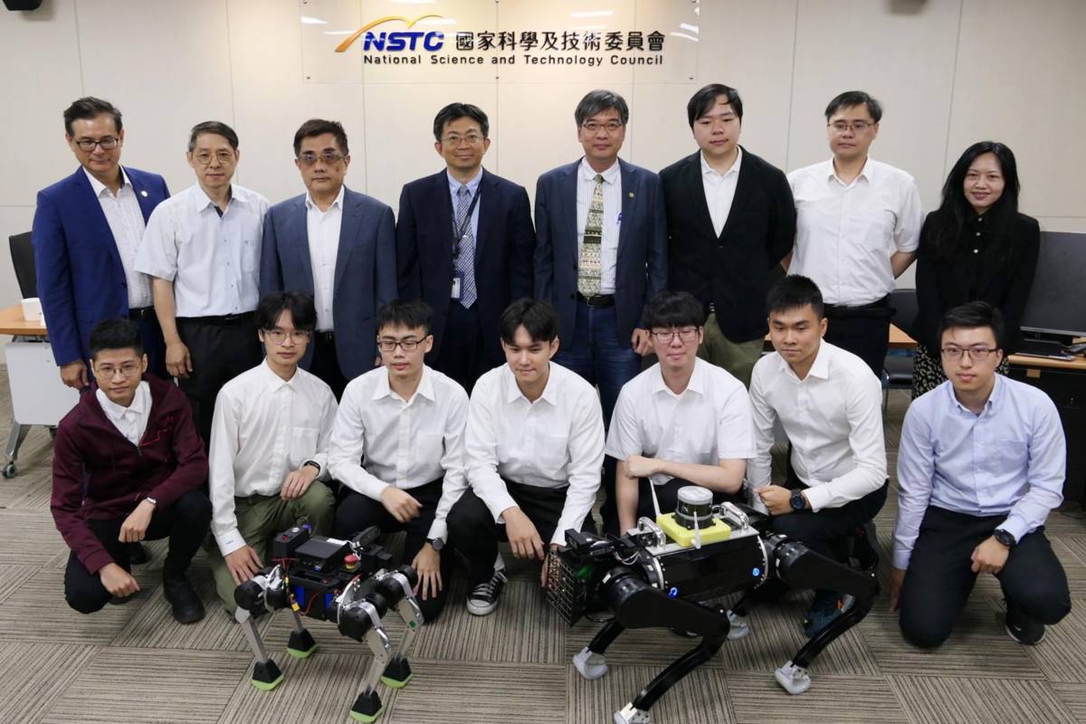 臺大機械工程學系郭重顯教授研究團隊AI機器狗首次亮相。（國科會提供）
