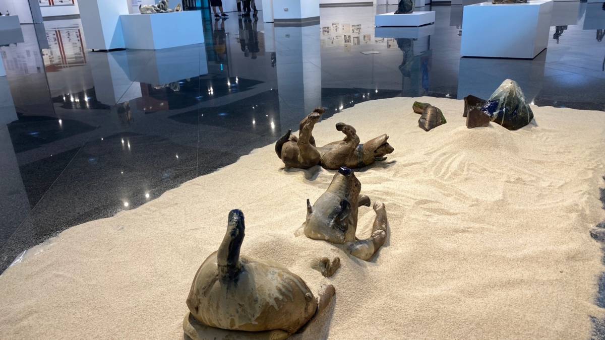 台中市屯區藝文中心即日起展出「珍愛人生.呂淑珍陶塑展」展場