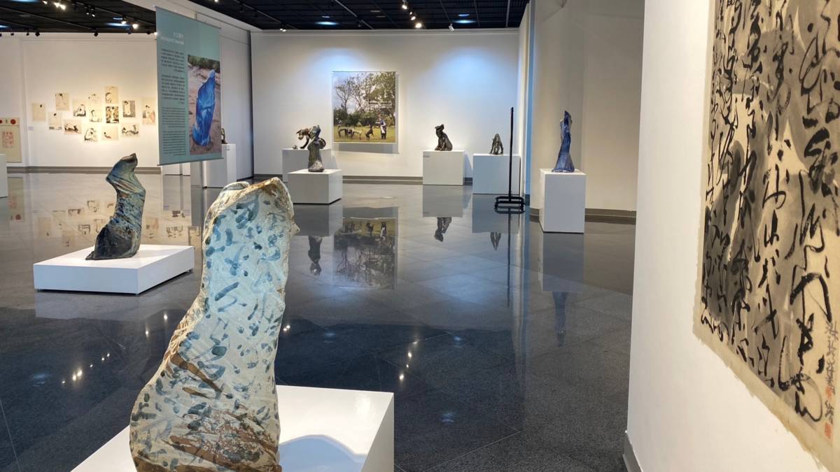 台中市屯區藝文中心即日起展出「珍愛人生.呂淑珍陶塑展」現場
