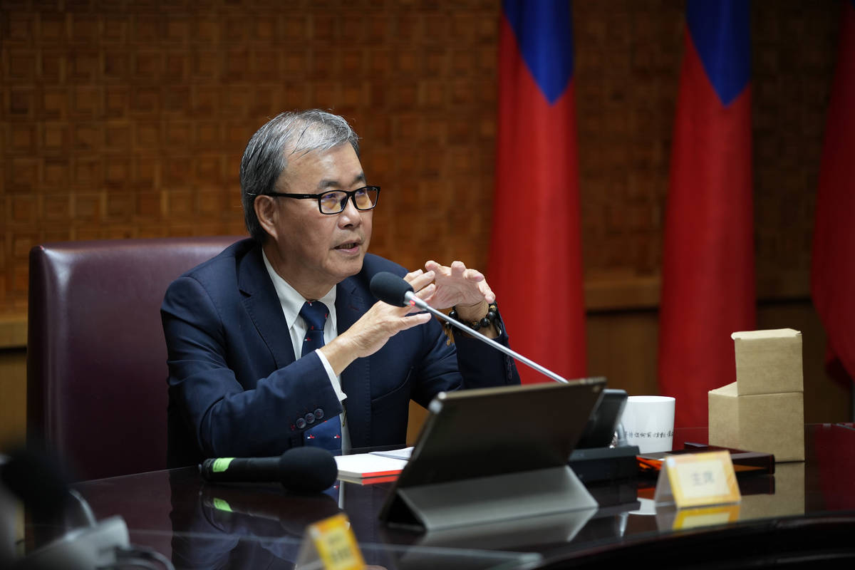 教育部部長鄭英耀主持部務會報