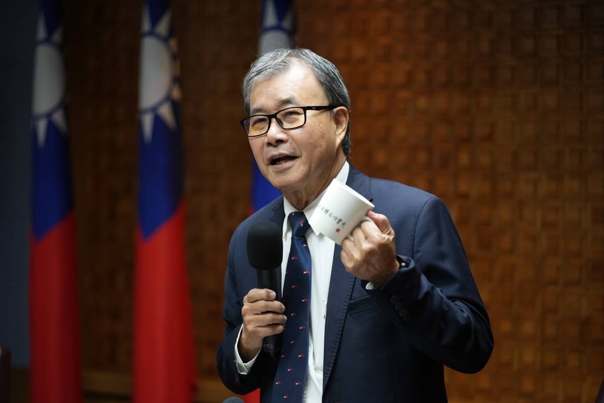 教育部長鄭英耀贈「慈杯」  勉同仁為民服務「予樂拔苦」