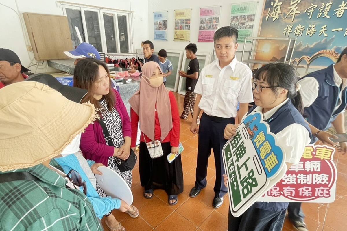 移民署臺東縣服務站結合相關單位赴新港區漁會設置的「穆斯林敬拜區」宣導移民及交通法規，關懷外籍移工在臺生活。