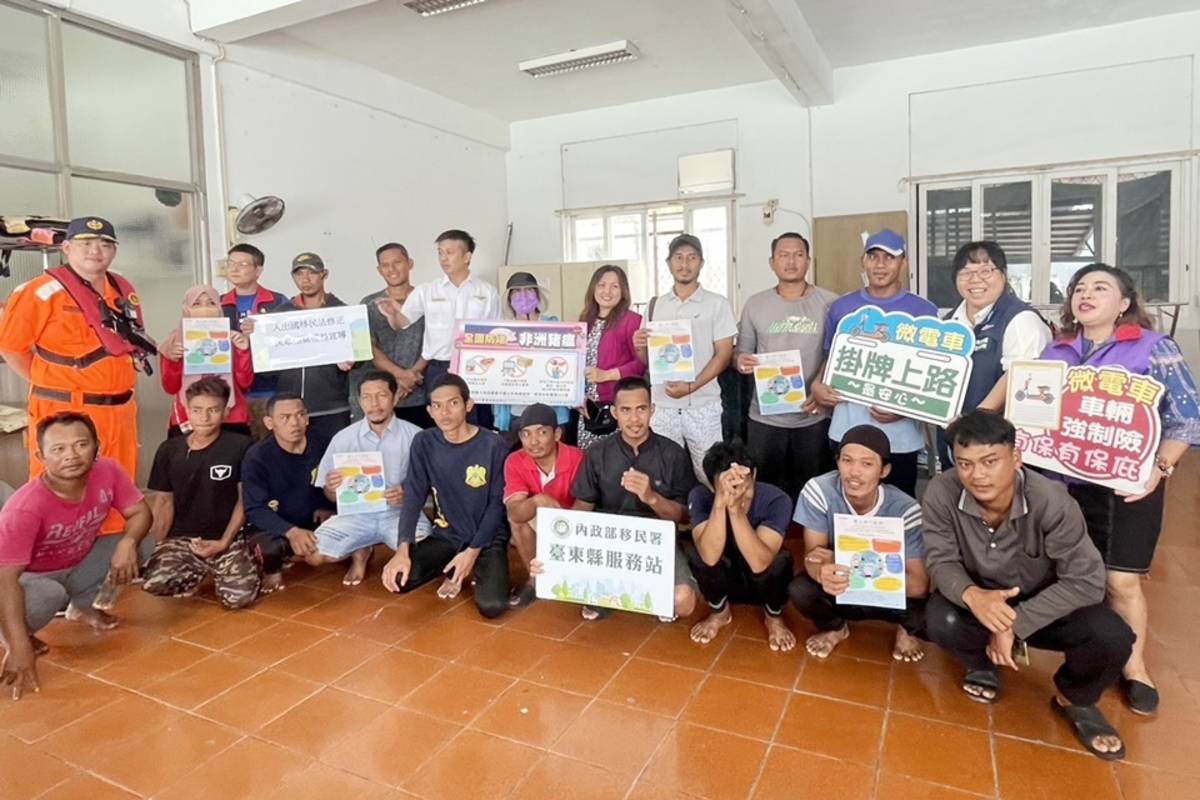 移民署臺東縣服務站結合相關單位赴新港區漁會設置的「穆斯林敬拜區」宣導移民及交通法規，關懷外籍移工在臺生活。