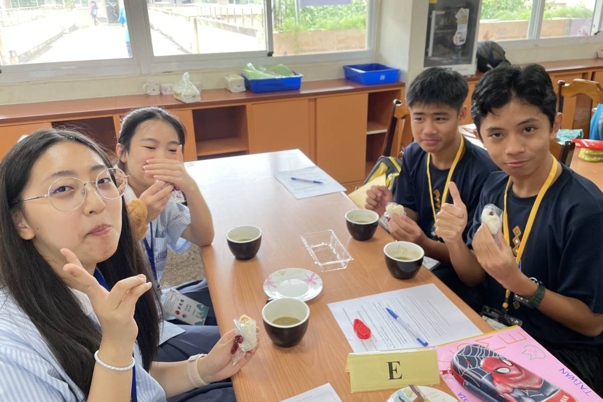 馬來西亞山打根聖願學校學生和三民國中學生體驗客家擂茶和麻糬