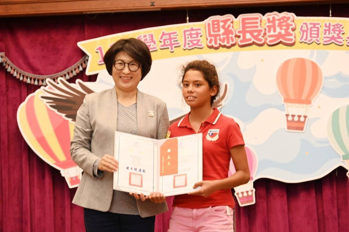 東河國小學生施念安(右)獲衝浪運動協會遴選為U16女子組國手，小小年紀站上世界舞臺，獲臺東縣長饒慶鈴(左)頒發縣長獎。