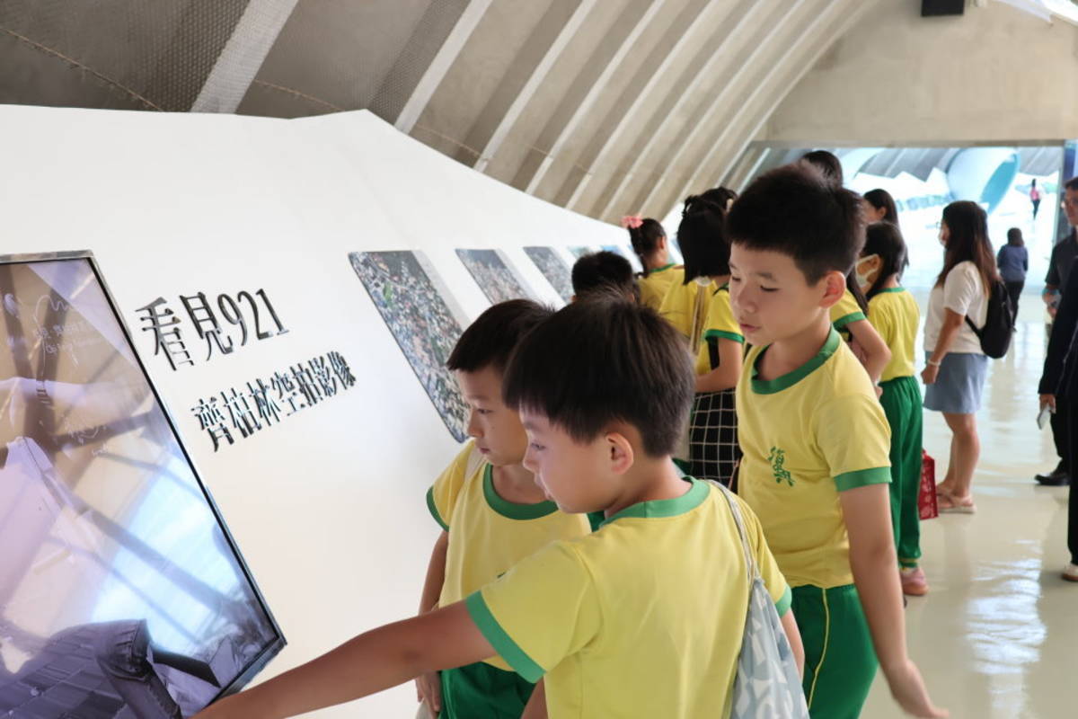 車籠埔斷層剖面旁還有一面以「921地震今昔」為主題的照片展示牆，精選已故台灣知名空拍導演齊柏林極具指標意義的13張地景畫面。（圖片：科博館提供）