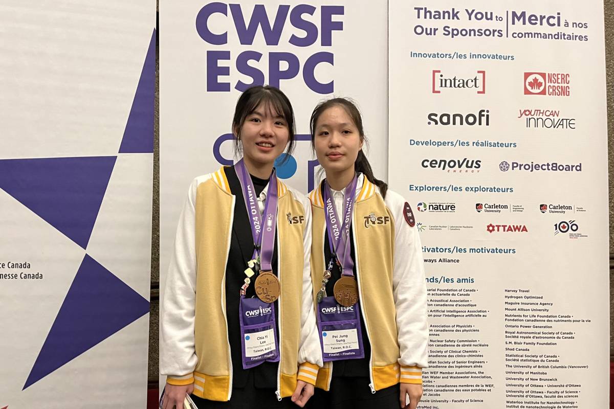 臺南女中學生李佳怡(左)、宋佩蓉(右)獲2024年加拿大科學展覽會 卓越獎銅牌。（科教館提供）