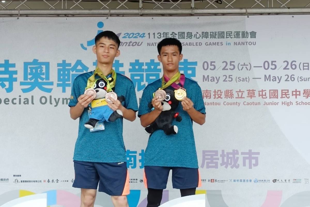 關山工商學生余聖吉(右)勇奪全國身心障礙運動會特奧男子組輪鞋競速100公尺金牌、500公尺銅牌。